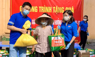 Người dân khó khăn ở phường Trung Liệt, quận Đống Đa, được trao tặng túi an sinh khi Hà Nội giãn cách xã hội - ẢNH: ĐĂNG HẢI