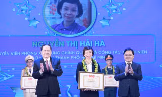 Ông Trần Thanh Mẫn, Ủy viên Bộ Chính trị, Phó Chủ tịch Thường trực Quốc hội (bên trái); anh Nguyễn Anh Tuấn, Bí thư thứ nhất T.Ư Đoàn trao tặng phần thưởng cho cán bộ, công chức, viên chức trẻ giỏi. Ảnh: Bảo Anh