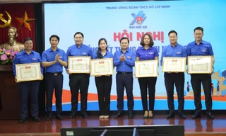 Anh Nguyễn Anh Tuấn, Ủy viên T.Ư Đảng, Bí thư thứ nhất T.Ư Đoàn và Bí thư T.Ư Đoàn Nguyễn Ngọc Lương tặng Bằng khen cho các đơn vị có thành tích xuất sắc trong triển khai, tổ chức các hoạt động TTN 2022. Ảnh: Lâm Đăng Hải