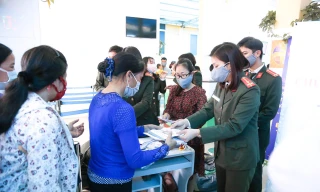 Đoàn thanh niên chi đoàn Cục Xây dựng phong trào bảo vệ an ninh Tổ quốc tặng khẩu trang miễn phí cho các bệnh nhân tại bệnh viện Việt Đức.