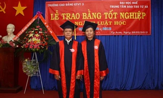 Vợ chồng sinh viên luật U70 tốt nghiệp