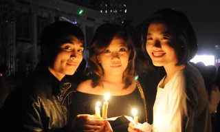 Các bạn trẻ háo hức hưởng ứng chiến dịch Giờ Trái đất 2012. Ảnh: Tuấn Nguyễn