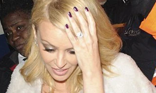 Nữ ca sĩ Kylie Minogue vừa tạo “bão” cho người hâm mộ khi công khai tiết lộ chuyện đính hôn với nam diễn viên Joshua Sasse, người bạn trai kém cô tới 19 tuổi. Kèm theo đó, Kylie cũng khoe ra một chiếc nhẫn đính hôn nạm kim cương siêu “khủng”.