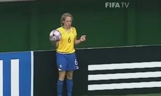 Bàn thắng từ pha nhào lộn ném biên 'có một không hai'