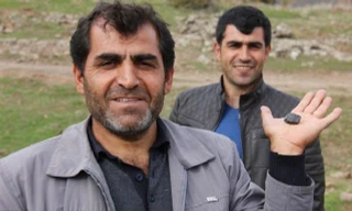 Một người đàn ông khoe viên "đá trời" màu đen quý hiếm ông nhặt được.