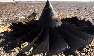 Các mảnh vỡ máy bay rơi trên sa mạc Sinai. Ảnh: Sputnik