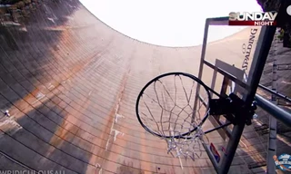 Kỷ lục ném bóng rổ ở độ cao 126.5m