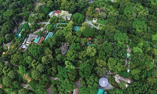 Ngày 16/6, quỹ Hiểu về trái tim phối hợp nhiếp ảnh gia Giản Thanh Sơn tổ chức triển lãm 40 tác phẩm chủ đề "Không ảnh Sài Gòn". Chương trình nhằm gây quỹ hỗ trợ cho học sinh nghèo vùng sâu, kéo dài đến ngày 21/6 tại số 143 Nam Kỳ Khởi Nghĩa. Trong ảnh: tá