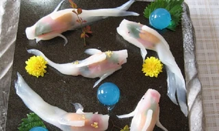 Sushi là món ăn Nhật mê hoặc cả thế giới bởi sự đơn giản mà đòi hỏi chế biến tinh tế. Cá koi được xem như "quốc ngư" của xứ sở hoa anh đào. Món sushi cá koi là sự kết hợp đầy nghệ thuật giữa hai niềm tự hào của người Nhật. Những miếng sushi cá koi có thể 