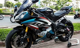 Chiếc Yamaha YZF-R6 đời 2008 nguyên bản màu đen. Để tạo sự khác biệt, chủ nhân đã sơn tem đấu cho dàn áo với các màu yêu thích là đỏ, xanh và vàng.