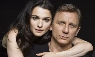 Rachel Weisz còn nổi tiếng trước cả ông xã khi từng tham gia bom tấn The Mummy (1999) và giành giải Oscar tại hạng mục Nữ diễn viên phụ xuất sắc với The Constant Gardner (2005).