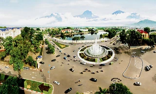 Thành phố Vĩnh Yên là tỉnh lỵ của tỉnh Vĩnh Phúc, cách trung tâm thủ đô Hà Nội 55km, cách sân bay Quốc tế Nội Bài 25km, có quốc lộ 2, đường sắt, đường cao tốc Hà Nội – Lào Cai chạy qua, Vĩnh Yên trở thành đầu mối có nhiều tuyến du lịch nội và ngoại tỉnh. 