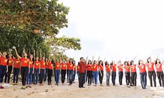 Dàn Người đẹp Hoa hậu Việt Nam 2014 cùng Nghệ sĩ ưu tú Tạ Minh Tâm quay MV “Tổ quốc gọi tên mình” trên hòn đảo Đồi Mồi, Phú Quốc. Ảnh: Hồng Vĩnh
