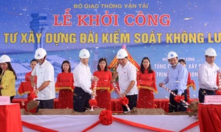 Lãnh đạo Bộ Giao thông Vận tải cùng ngành chức năng, chính quyền Thanh Hóa tham dự nghi lễ khởi công công trình. Ảnh: Hoàng Lam
