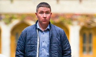 Kyran Lee trong hình hài vô cùng nam tính khi đến dự phiên tòa. Ảnh: Telegraph.