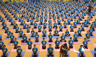 Gần 2000 người tham dự ngày Quốc tế Yoga tại Hà Nội