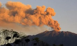 Núi lửa Raung phun tro bụi kéo dài nhiều ngày vào đầu tháng 7 làm các sân bay đóng cửa, hàng trăm chuyến bay bị hủy và hàng nghìn du khách kẹt lại Bali. Ảnh: AFP.