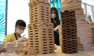 Nghệ sĩ Song Dong và nhóm nghệ sĩ từ Đại học New York ở Thượng Hải hiện đang hoàn thiện mô hình thành phố Thượng Hải bằng bích quy. 