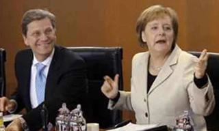 Ngoại trưởng Đức G. Westerwelle (trái) là "cánh tay phải" của Thủ tướng Angela Merkel.