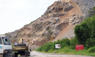 Hơn 4 năm, 202 hộ dân vẫn ở khu đá lở nguy hiểm