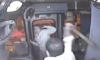 Tài xế xe buýt bắt cướp chỉ với một thao tác