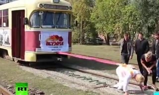 Người phụ nữ tay không kéo toa tàu hơn 17 tấn