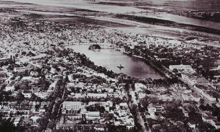 Đây là hình ảnh toàn cảnh trung tâm Hà Nội nhìn từ trên cao, thấy rõ đền Ngọc Sơn và tháp Rùa. 