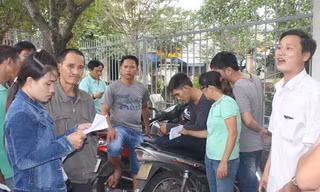Các quản lý xe, tài xế, phụ xe tuyến xe buýt Tam Kỳ - Hiệp Đức bức xúc phản ánh sự việc ngay tại trụ sở Cty CP Đầu tư phát triển hạ tầng Quảng Nam chiều ngày 3/11