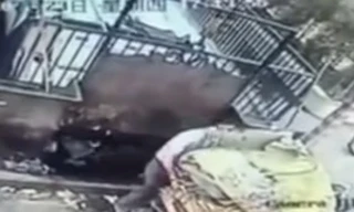 Trượt chân, người đàn ông bị xe xử lý rác nghiền chết