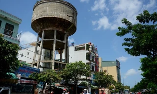 Trong số gần 100 thủy đài ở TP HCM có nhiều chiếc được xây dựng từ thời Pháp và trước năm 1975. Hiện các tháp nước này bị bỏ quên hàng chục năm qua, hư hỏng nặng, có nguy cơ sập đổ sập bất cứ lúc nào. Trong ảnh là thủy đài khổng lồ tại khu dân cư bên tuyế