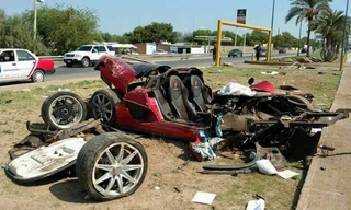 Các chi tiết rơi rụng.