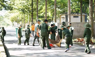 Học sinh rèn luyện các kỹ năng trong học kỳ quân đội, do Trung tâm hoạt động và giao lưu TTN Việt Nam tổ chức. Ảnh: Minh Anh