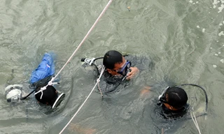 Các thợ lặn tìm kiếm nữ thuyền trưởng bị nạn. Ảnh: Vietnam MRCC