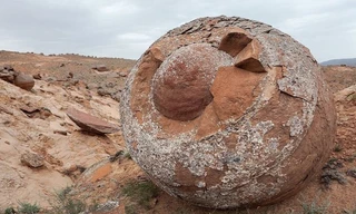 Theo Amusing Planet, "Thung lũng bóng" hay còn gọi là Torysh nằm ở mũi phía bắc của Western Karatau, gần thị trấn Shetpe phía tây Kazakhstan. Khu vực này có rất nhiều khối đá giống như những hòn bi khổng lồ nằm rải rác trên thảo nguyên rộng lớn. Ảnh: Yapl