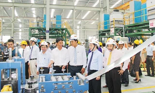 Bí thư Tỉnh ủy Hồ Đức Phớc và Chủ tịch tỉnh Nguyễn Xuân Đường thăm một nhà máy tại KCN Nam Cấm- huyện Nghi Lộc