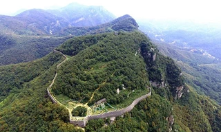 Theo tờ Nhân dân Nhật Báo, bức tường đá dài gần 10 km bao quanh đỉnh một dãy núi ở Củng Nghĩa, tỉnh Hà Nam, Trung Quốc. Công trình có cổng, pháo đài, tháp canh và lỗ châu mai để quan sát bên ngoài.