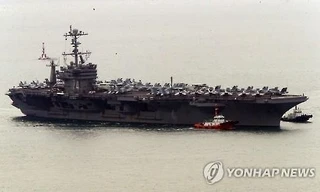 Tàu John C. Stennis tới cảng Busan hôm nay. Ảnh: Yonhap