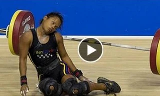 Nữ vận động viên gục ngã trong lúc nâng tạ