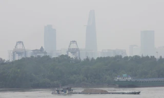 Mù sương bao phủ giữa trưa nắng nóng khắp Sài Gòn.