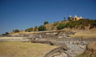 Nền móng của Đại kim tự tháp Cholula dưới chân nhà thờ trên đỉnh núi. Ảnh: Flickr