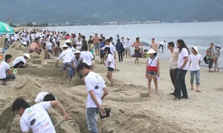 Việc mặc bikini hay áo ngủ xuống tắm biển liệu có giúp TP Đà Nẵng phát triển du lịch?