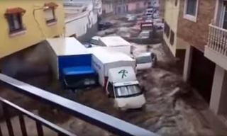 Lũ lớn cuốn hàng loạt ô tô trên đường phố Tây Ban Nha