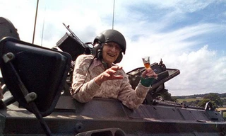  Cụ bà Hilda Jackson đón mừng sinh nhật tuổi 101 bên cạnh chiếc xe tăng