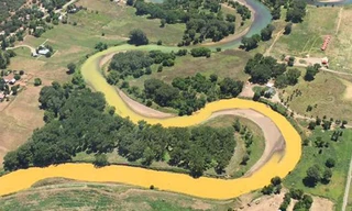 Kỳ lạ dòng sông màu vàng cam ở Mỹ