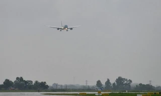 17h10 ngày 2/8, chiếc máy bay hoàn thiện mới nhất của hãng Boeing (Vietnam Airlines đặt hàng sản xuất đã 10 năm) hạ cánh xuống sân bay Nội Bài (Hà Nội) trong cơn mưa lất phất. Ảnh: Zing
