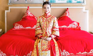 Sina đưa tin hôm 3/9, hôn lễ của tài tử Chu Hiếu Thiên và cô dâu Hàn Văn Văn tại đảo Bali, Indonesia mở đầu với nghi lễ đón dâu truyền thống. Cô dâu Hàn Văn Văn chờ chú rể tới xin đón dâu. Phòng tân nương ngập tràn sắc đỏ tượng trưng cho sự hạnh phúc viên