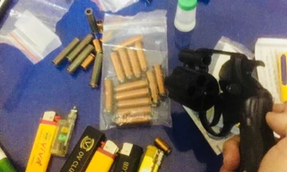 Tạm giữ nghi can tàng trữ vũ khí quân dụng