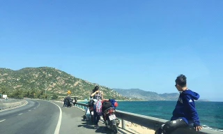 Du khách nườm nượp về biển Phan Thiết