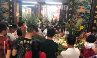 Chen chân xin lộc tại Miếu Bà Chúa Xứ Núi Sam