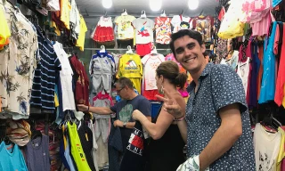 Du khách thích thú mua sắm ở chợ đêm Nha Trang